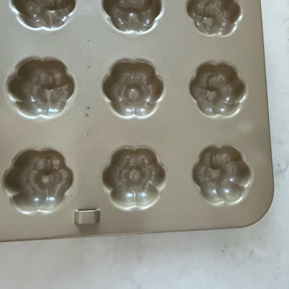 William Sonoma Fall Pumpkin Cake Pop Pan Bakeware
